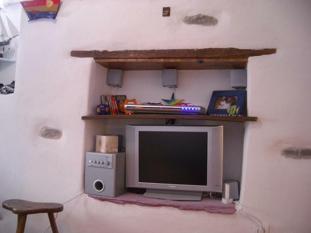 Traditional Medieval Stone House In "Ano Syros" ภายนอก รูปภาพ